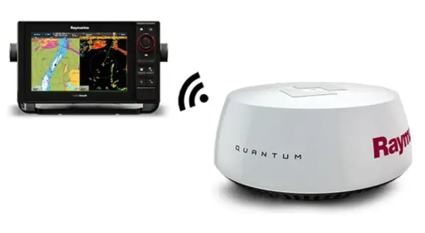 Raymarine HybridTouch-Display mit Seekarten und Radaransicht, verbunden mit einem weißen Quantum-Radar, das als sart transponder fungiert.