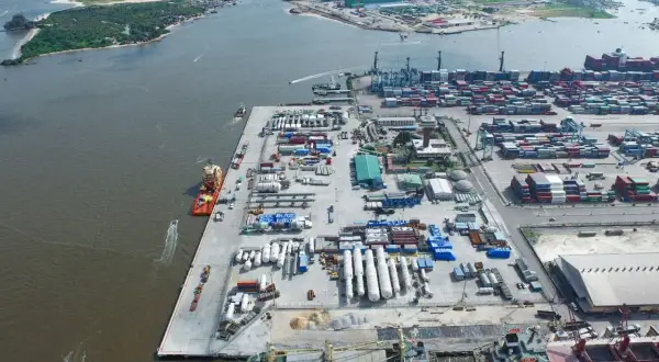 Luftaufnahme des Lagos Port mit vielen Containern, Schiffen und Kränen.