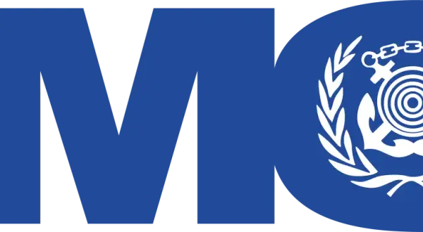 Logo der International Maritime Organization (IMO) mit den Buchstaben IMO und einem Emblem aus Anker, Kette und Lorbeerzweigen.