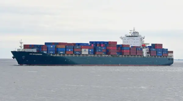 Die CMA CGM Barracuda, ein riesiges Containerschiff, transportiert bunte Fracht über das Meer.