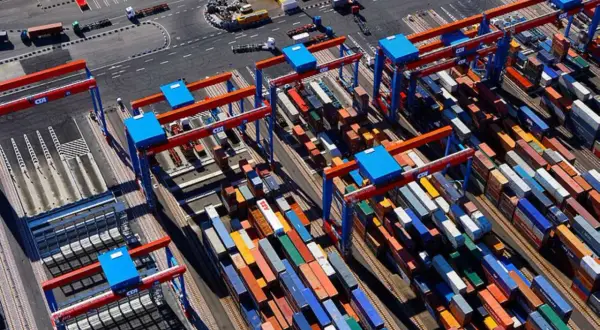 Containerkräne im Dammam Port bewegen Fracht.