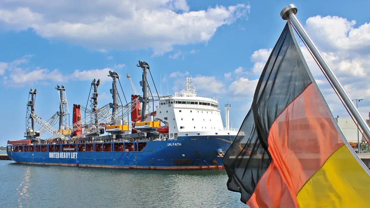 Großes Frachtschiff "UHL FAITH" im Hafen, bereit für die Port State Control. Deutsche Flagge im Vordergrund.