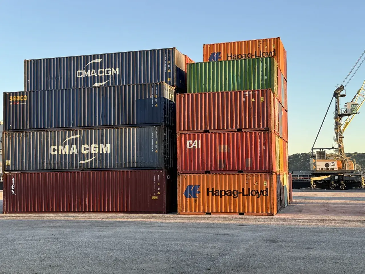Gestapelte Container, bereit für den Versand. Die Kosten für den terminal handling charge sind hier sichtbar.