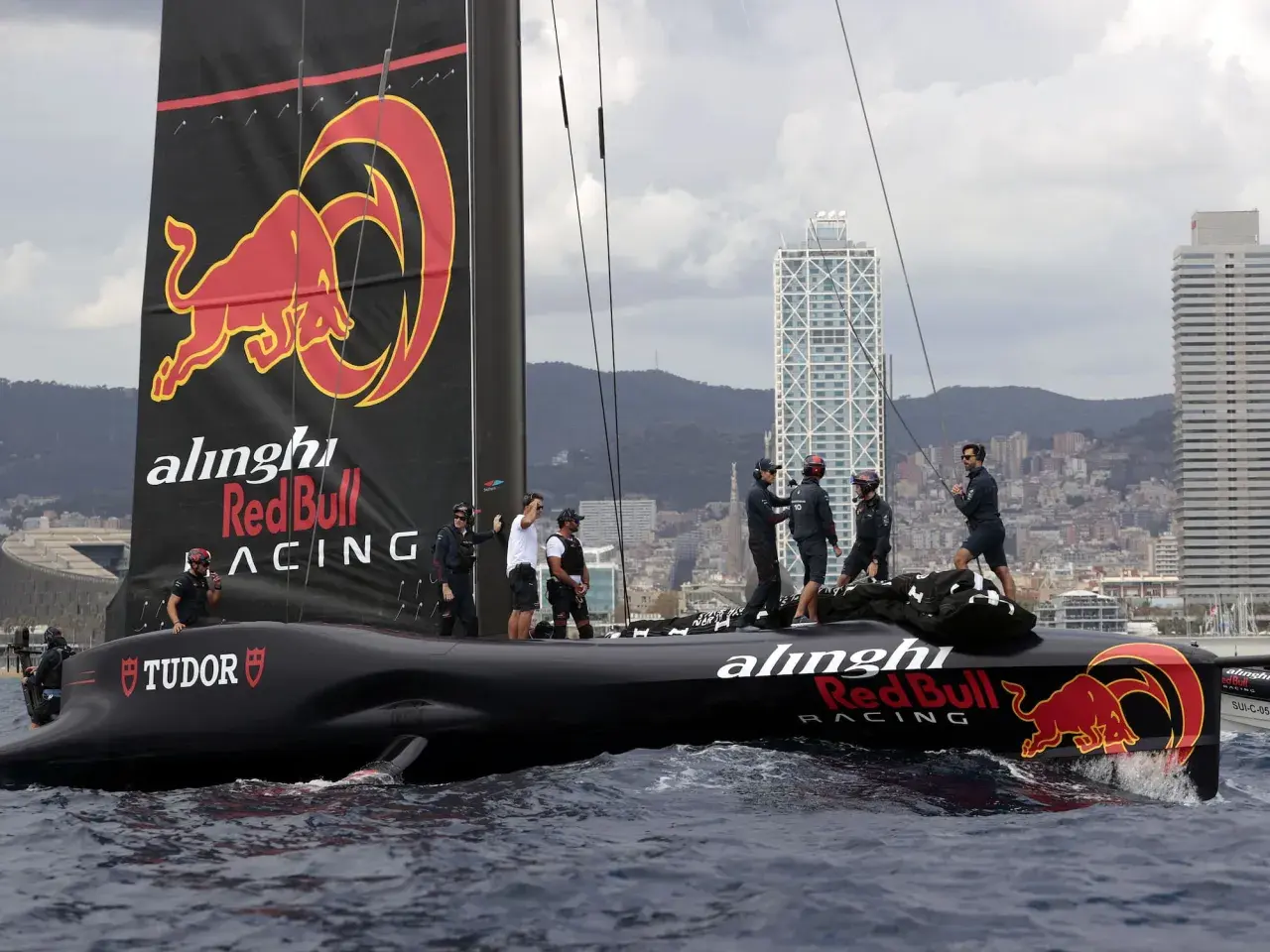 Das Alinghi Red Bull Racing Team auf dem Boot vor Barcelona. Die Segel tragen das markante Red Bull Logo.