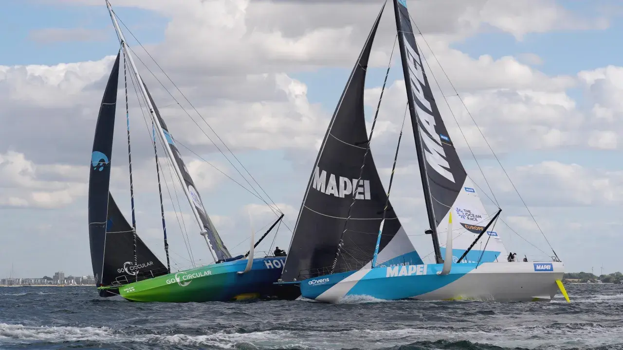 Zwei Segelboote kämpfen bei der Kiel Ocean Race um die Führung. Das grüne Boot "GO CIRCULAR" liegt knapp vorn.