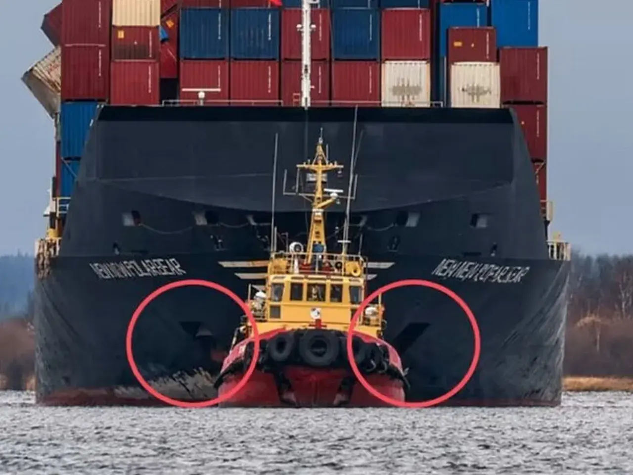 Ein Schlepper manövriert den Frachter "Newnew Polarbear" durch das Wasser. Rote Kreise heben die Bugstrahlruder hervor.