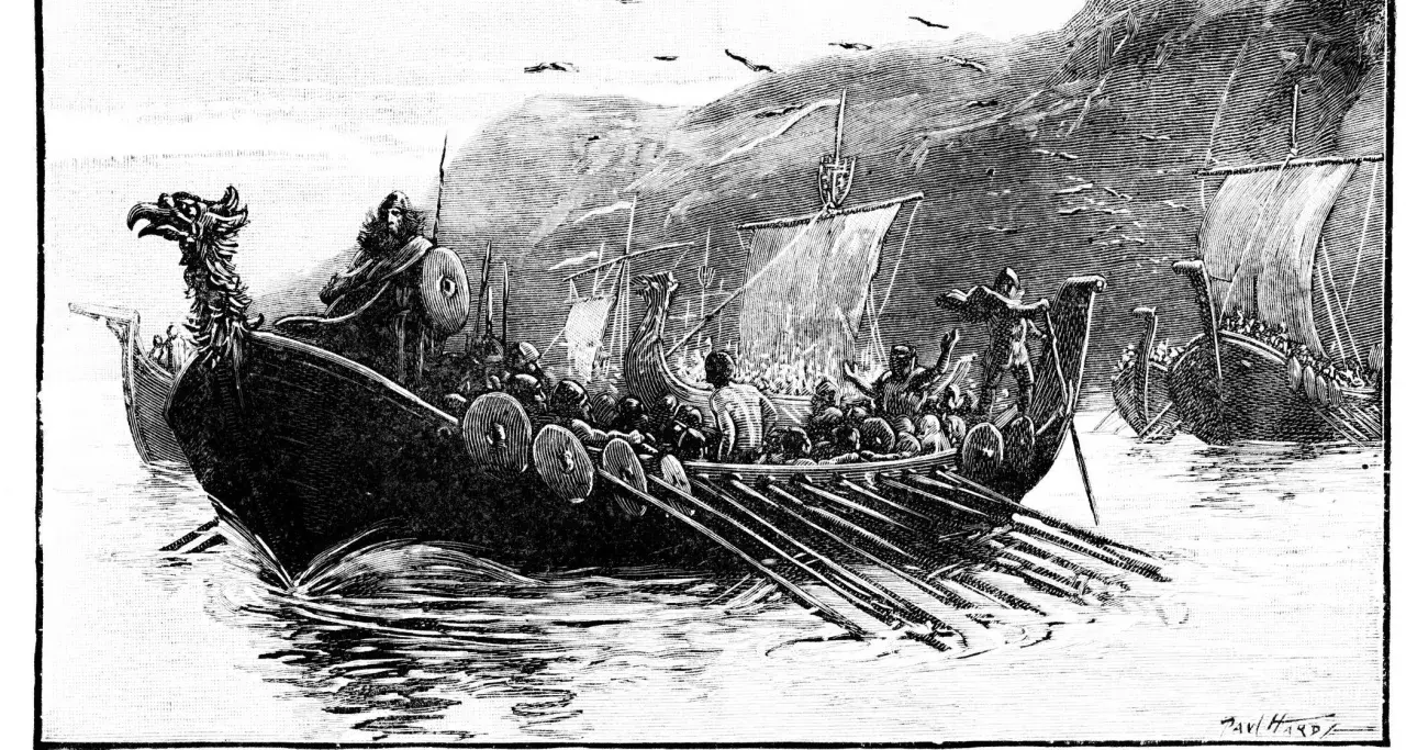 Eine Flotte von Wikingerschiffen mit Drachenköpfen auf den Bugspitzen, besetzt mit Kriegern und Ruderern, segelt auf dem Meer.