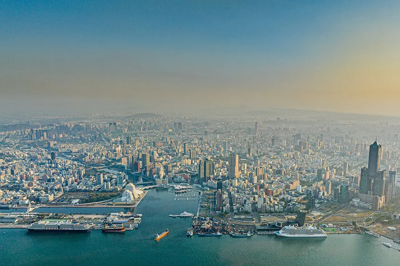 Blick über die Stadt und den geschäftigen Kaohsiung Port mit Schiffen und Containern.