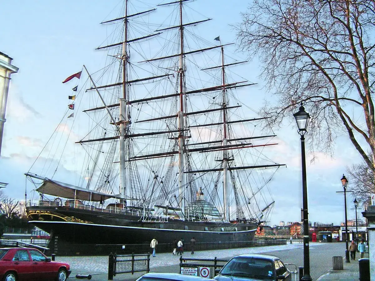 Ein majestätischer clipper ship liegt im Hafen, seine Masten ragen in den Himmel.