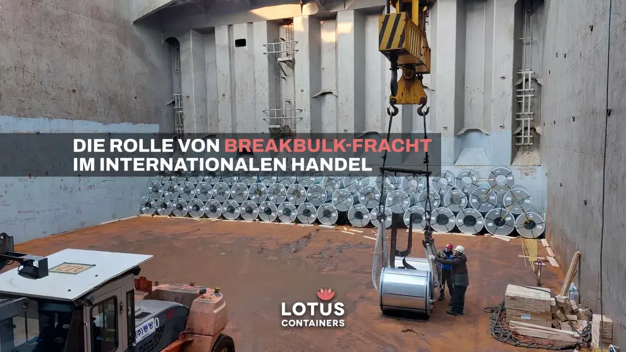 Schiffsladung mit Stahlrollen, die mit einem Kran verladen werden. Dies ist ein Beispiel für **break bulk** Fracht, die für den internationalen Handel wichtig ist.