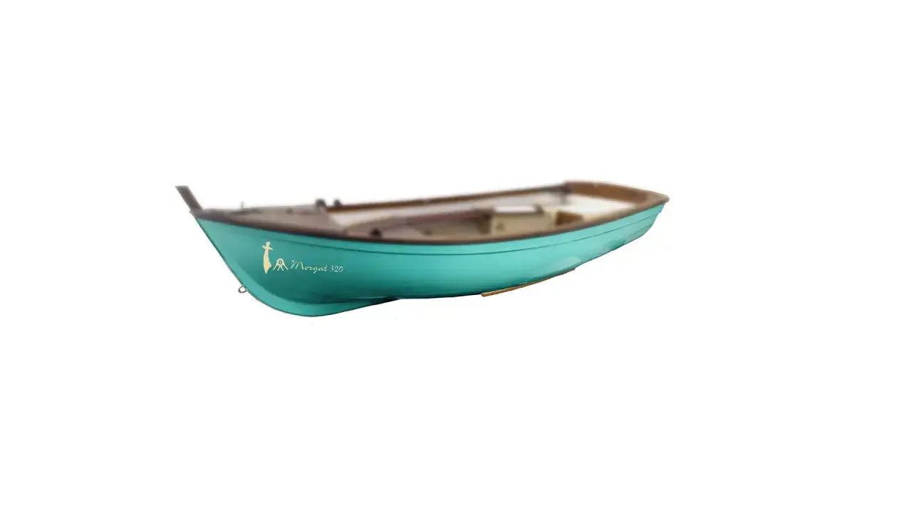 Ein kleines, türkisfarbenes Segelboot mit dem Schriftzug "Morgat 320" und einem stilisierten Symbol. Ein Beispiel für kleine Segelboote Typen.
