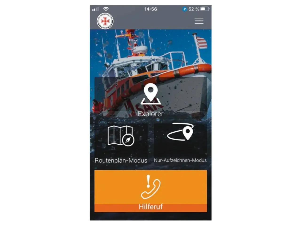 App-Bildschirm mit Seenotretter-Logo, Rettungsboot im Hintergrund und Optionen wie "Explorer", "Routenplan-Modus", "Nur-Aufzeichnen-Modus" und "Hilferuf" für einen Notruf.