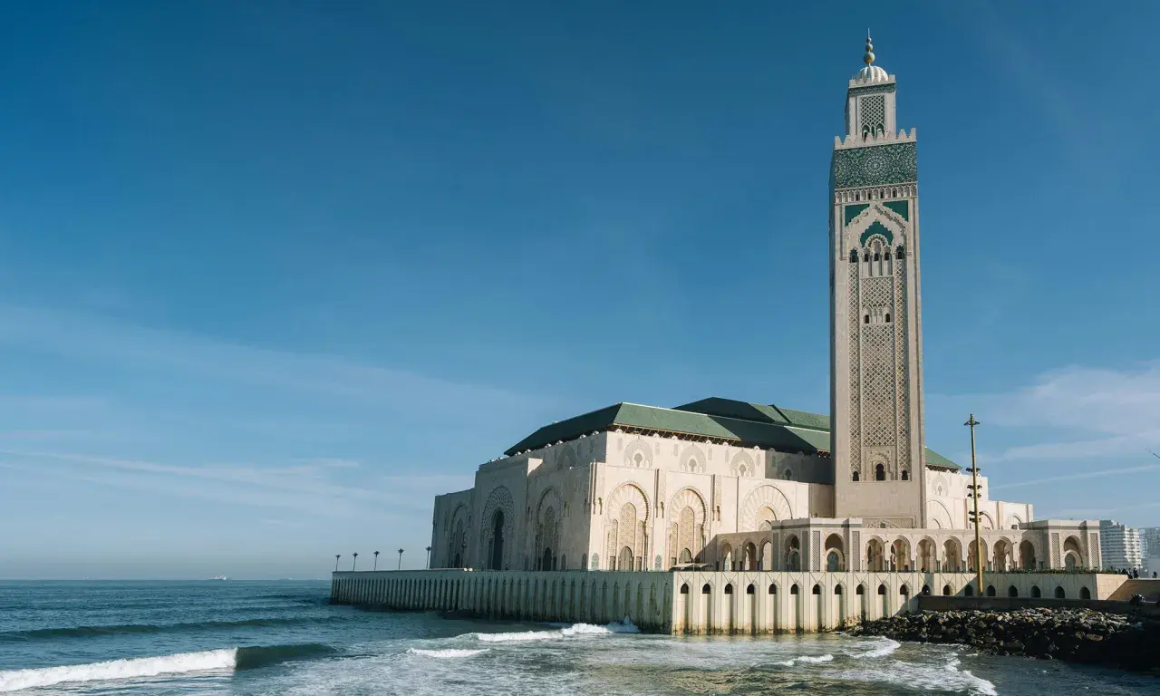 Hassan II Moschee am Meer, ein Wahrzeichen von Casablanca. Der Port ist im Hintergrund zu sehen.