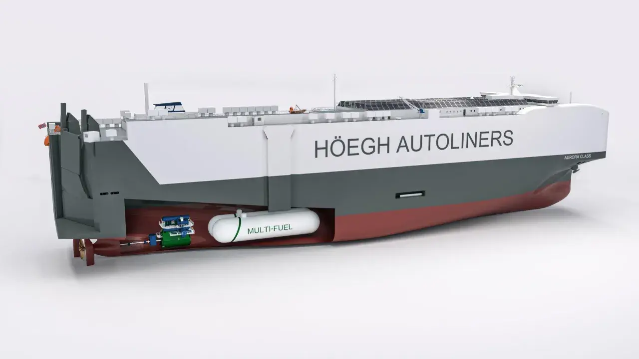Schnittdarstellung eines Höegh Autoliners, eines Mehrzweck-Autotransporters, mit sichtbarem Multi-Fuel-Tank und Antriebssystem.