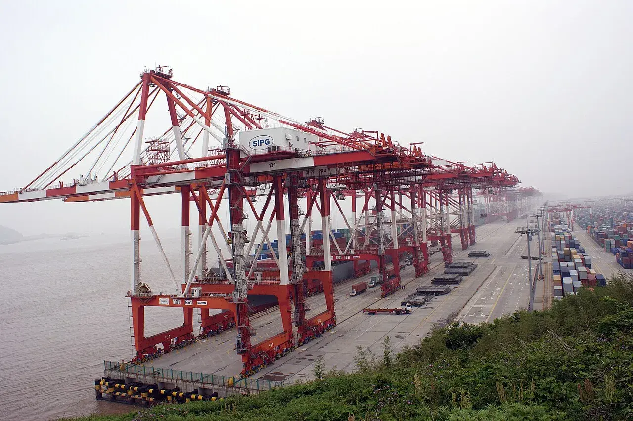 Riesige rote Portalkräne am Yangshan Port, bereit, Container zu bewegen.