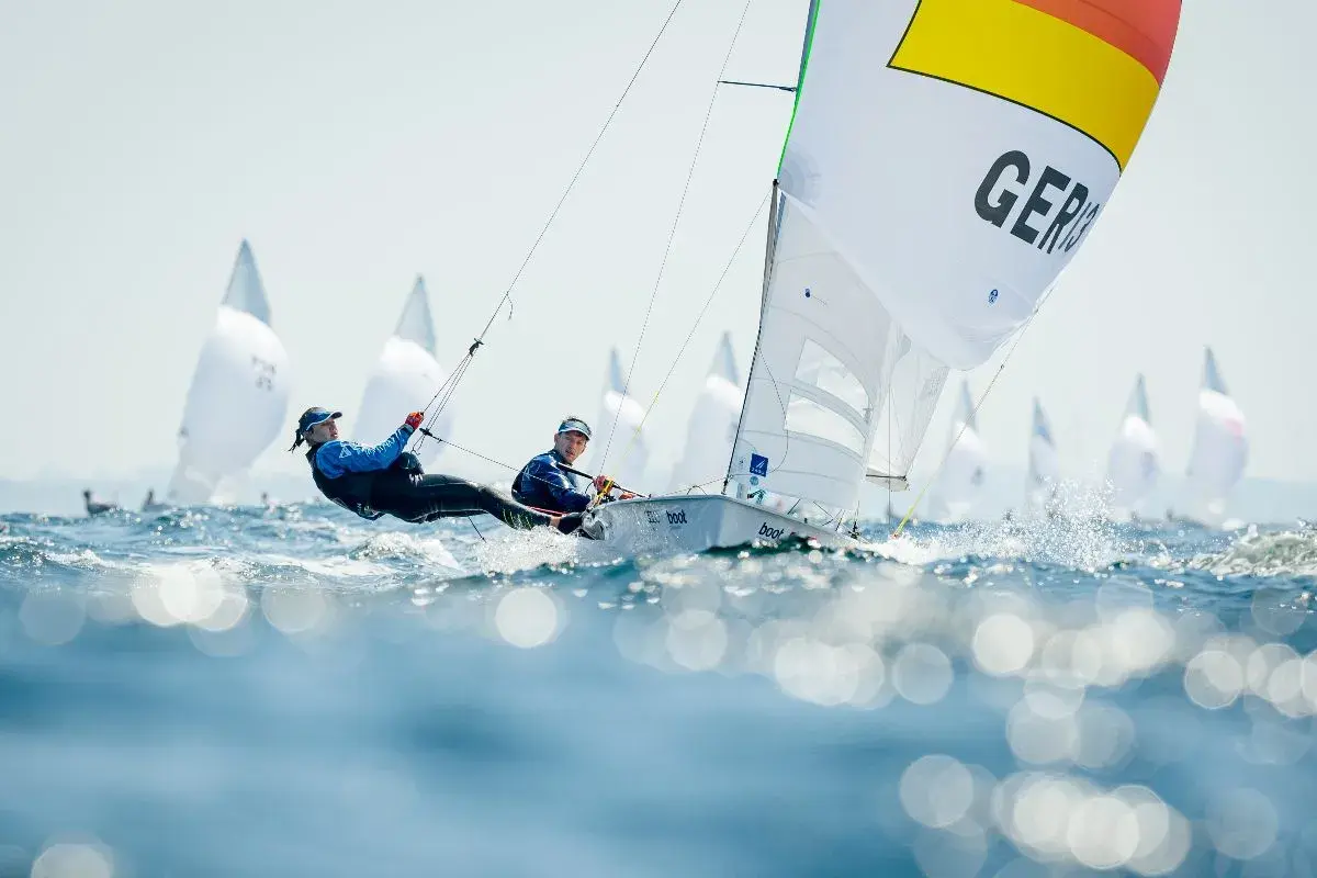 Zwei Segler kämpfen bei der WM Kiel um die Wende. Das deutsche Boot "GER" ist im Fokus.