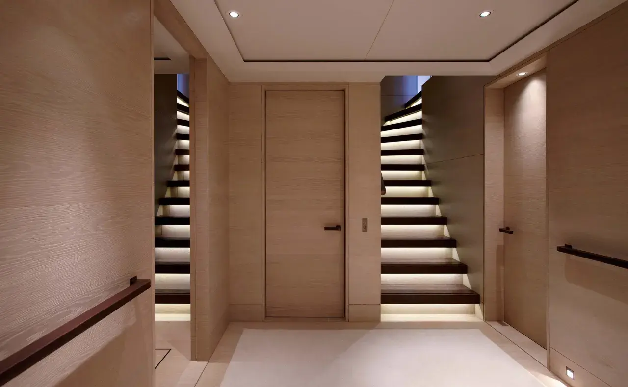 Moderne Treppe mit beleuchteten Stufen und Holzakzenten, die an ein schickes schottisches Schiff erinnert.