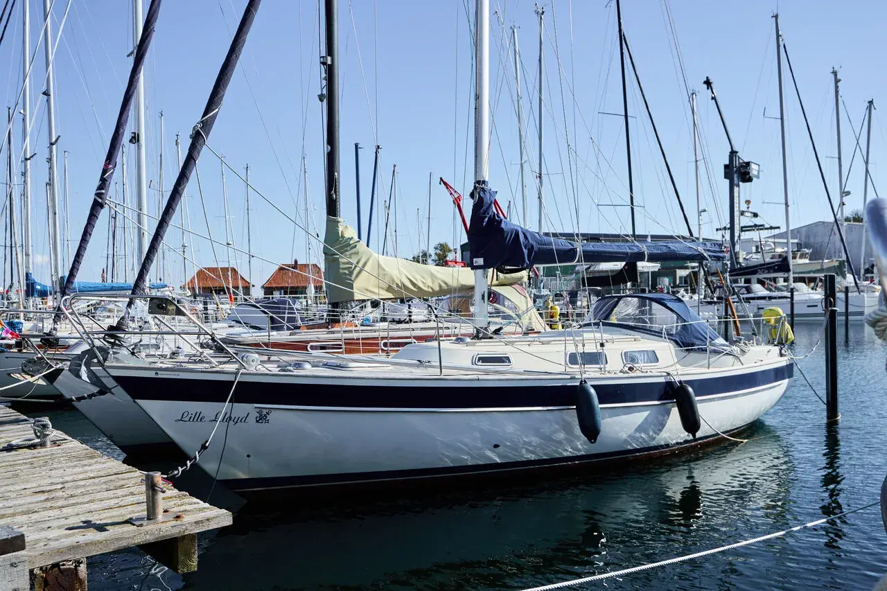Segelboote im Hafen, eines heißt "Lille Lloyd". Die Boote liegen friedlich im Wasser, bereit für die nächste Ausfahrt.
