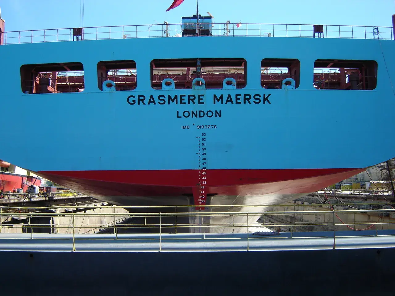 Heck des Containerschiffs "Grasmere Maersk" mit IMO-Code 9193276, das in einer Werft liegt.