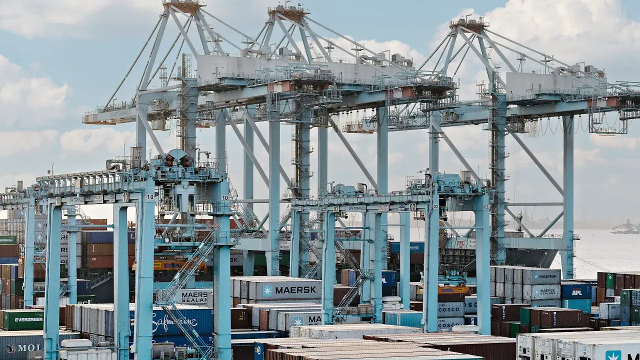 Große Kräne im Bahrain Port laden Container.