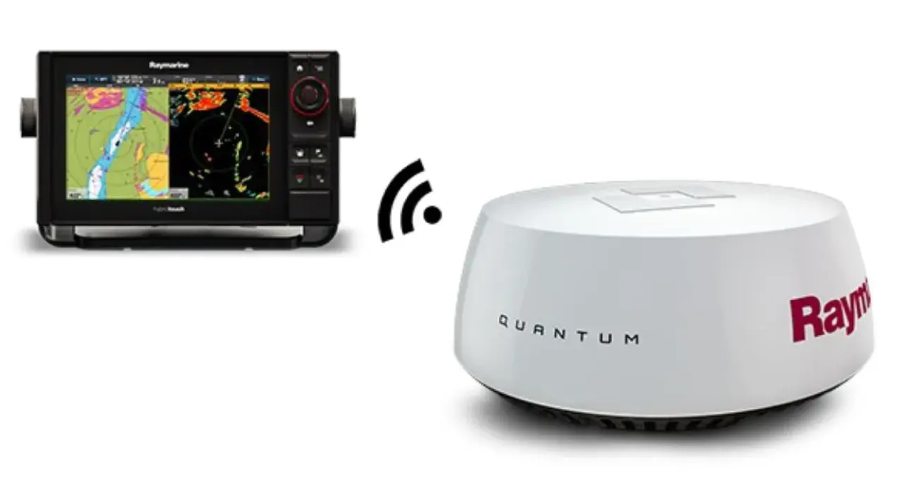 Raymarine HybridTouch-Display mit Seekarten und Radaransicht, verbunden mit einem weißen Quantum-Radar, das als sart transponder fungiert.