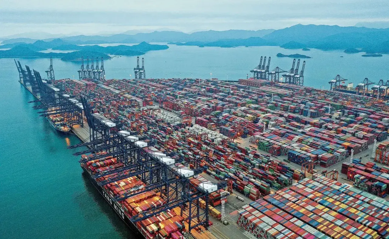 Ein riesiger Containerhafen mit vielen Kränen und Containern, der an die größten Häfen Europas erinnert.