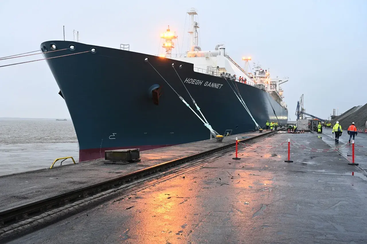 Das Schiff "Hoegh Gannet" liegt im Hafen. Arbeiter in Warnwesten sind auf dem Kai.