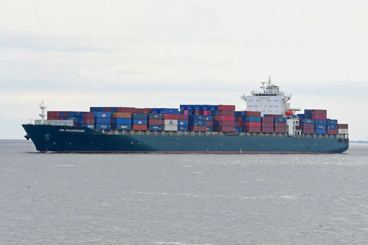Die CMA CGM Barracuda, ein riesiges Containerschiff, transportiert bunte Fracht über das Meer.