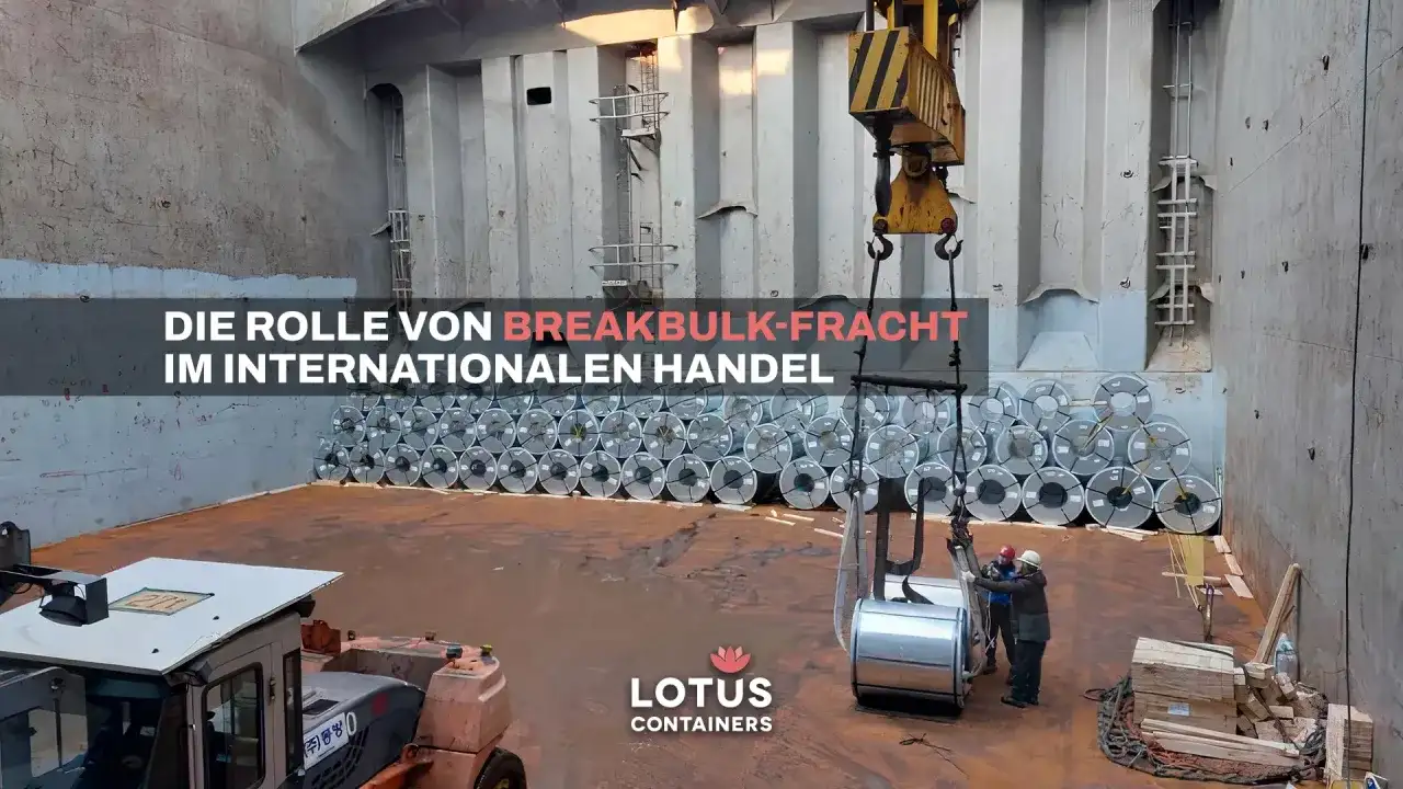 Schiffsladung mit Stahlrollen, die mit einem Kran verladen werden. Dies ist ein Beispiel für **break bulk** Fracht, die für den internationalen Handel wichtig ist.
