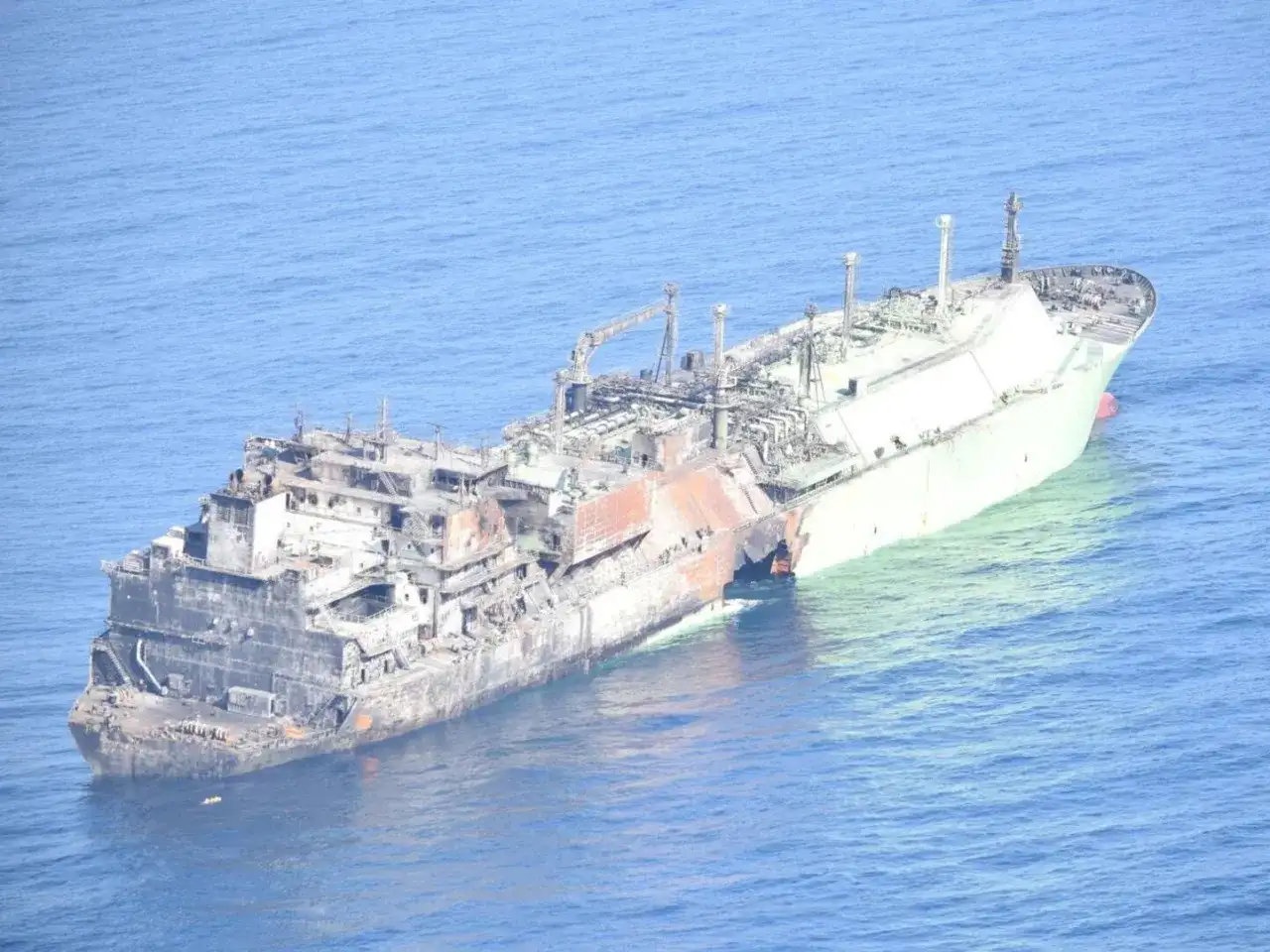 Beschädigtes Schiff im Meer, das an einen **arctic metagaz**-Tanker erinnert.