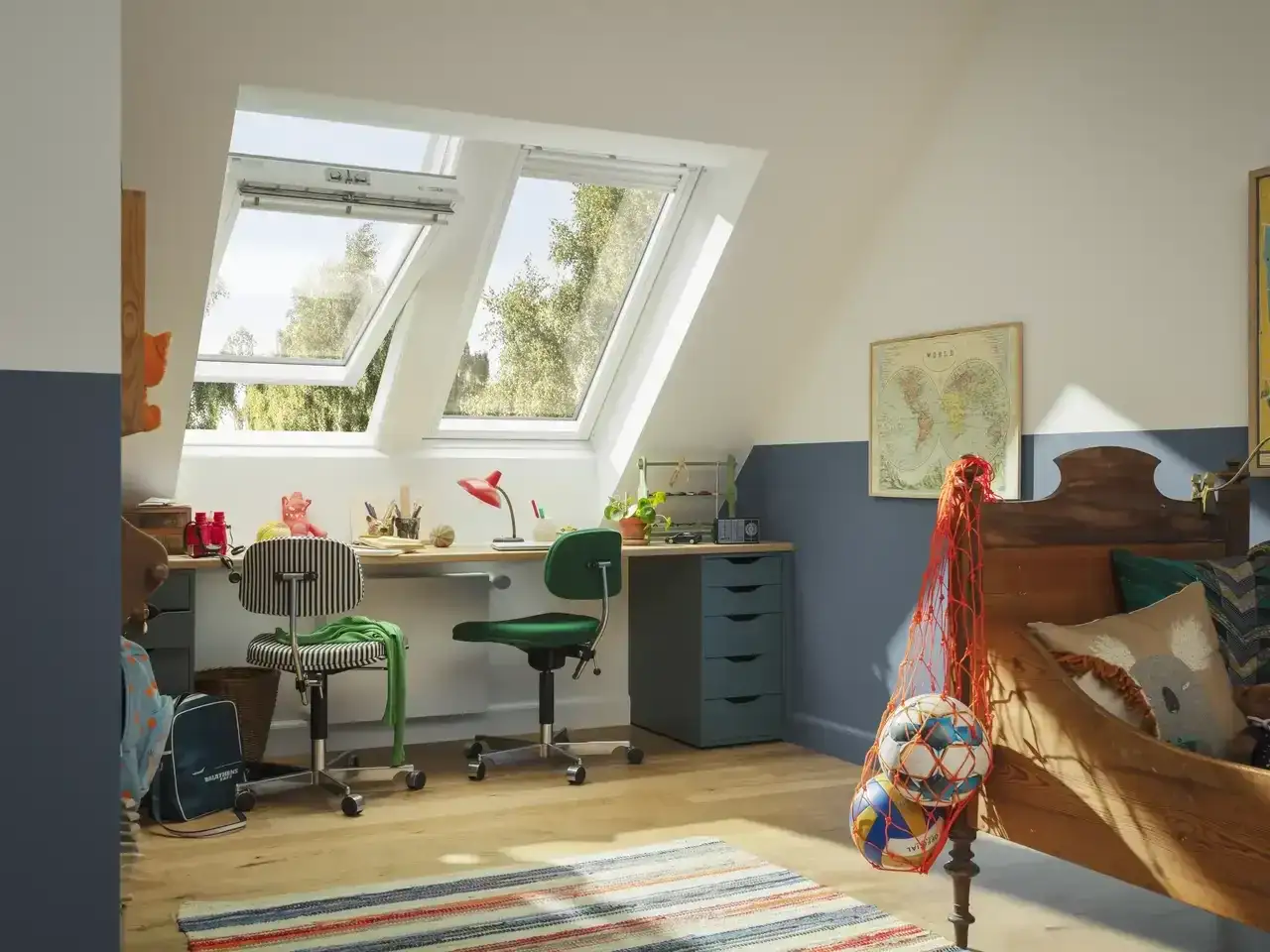 Ein Kinderzimmer im **world skandi** Stil mit Dachfenstern, Schreibtisch, Bett und Spielzeug.