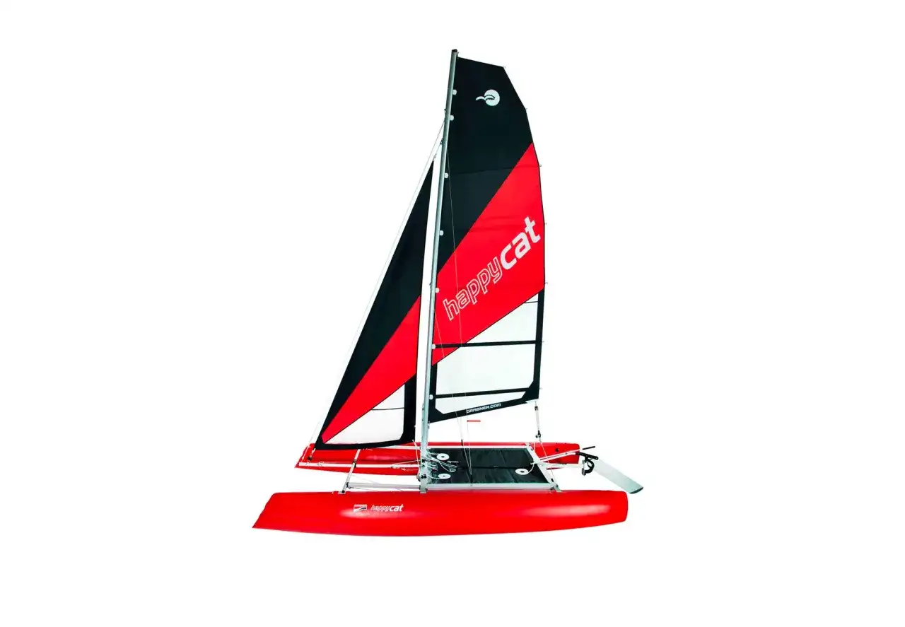 Rotes Katamaran-Segelboot mit schwarzem und rotem Segel, auf dem "happycat" steht.