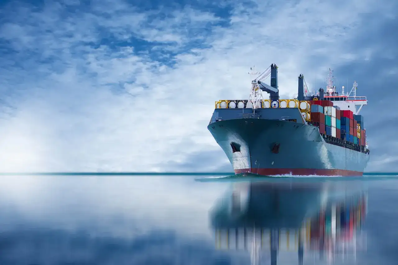 Frachtschiff mit Containern auf See, das die Einhaltung des IMDG-Codes für den sicheren Transport gefährlicher Güter demonstriert.