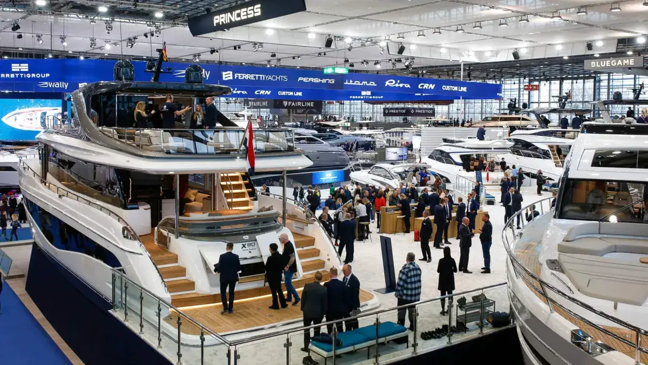 Luxusyachten auf der boot 2026 Messe. Besucher bestaunen die neuesten Modelle, darunter die X80.