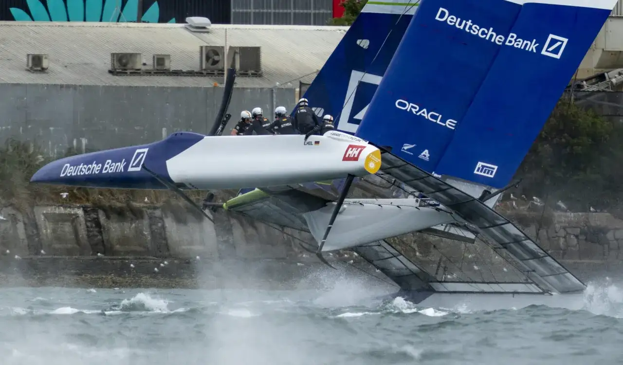 Ein schnelles Boot der Sail GP-Serie mit der Aufschrift