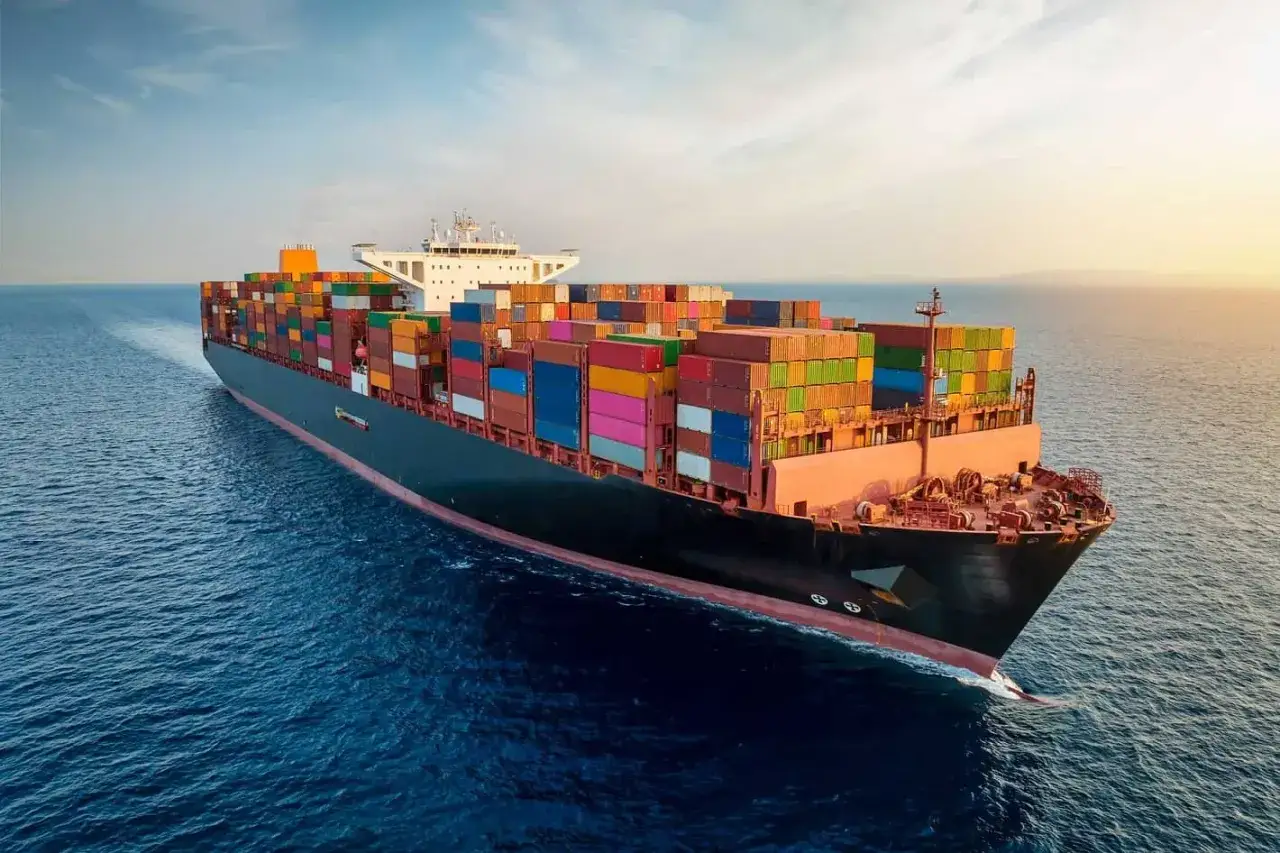 Frachtschiff mit vielen bunten Containern, die verschiedene Arten von Containern für den globalen Handel repräsentieren, fährt auf dem Meer.