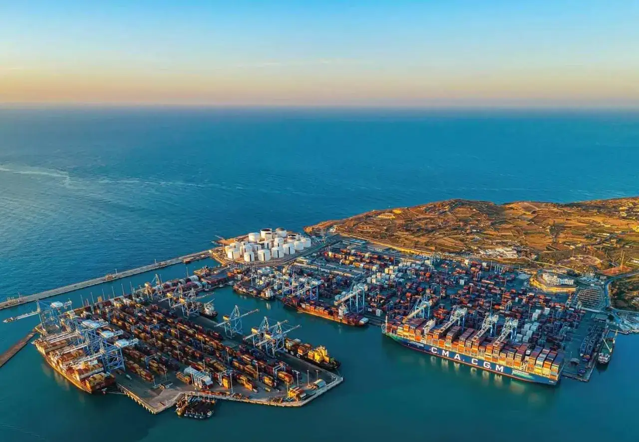 Der Malta Port, ein gesch&auml;ftiges Zentrum mit Containerschiffen und Tanks, liegt am azurblauen Meer unter einem klaren Himmel.