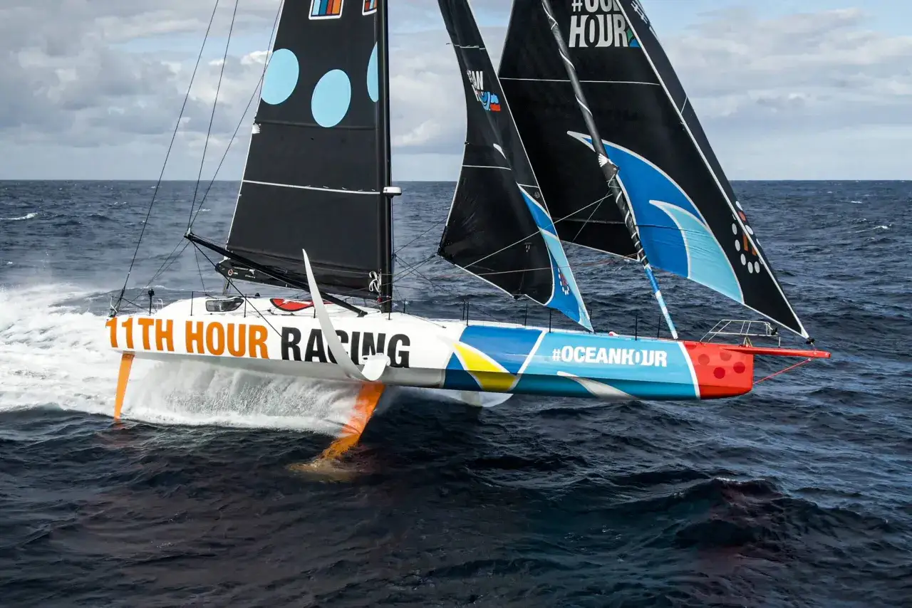 Ein IMOCA 60-Rennboot mit dem Schriftzug