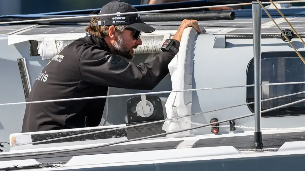 Boris Herrmann, fokussiert während eines Ocean Race. Er greift nach einem Seil auf dem Boot.