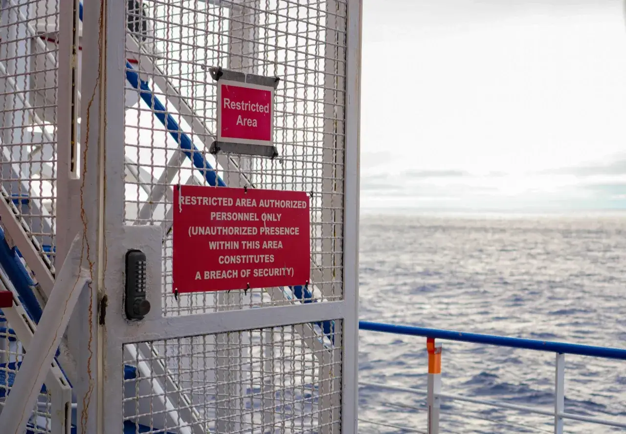 Gittertor mit rotem Schild 