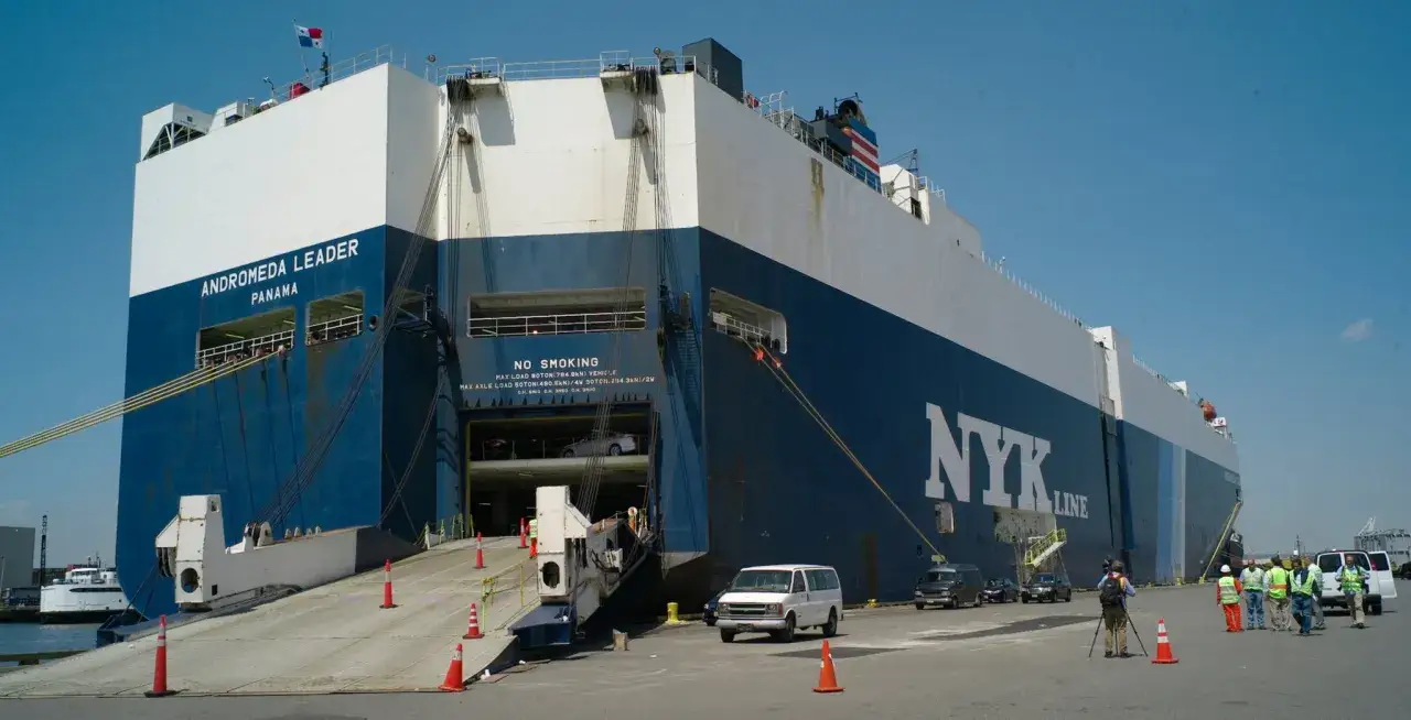 Der riesige Car Carrier Ship 