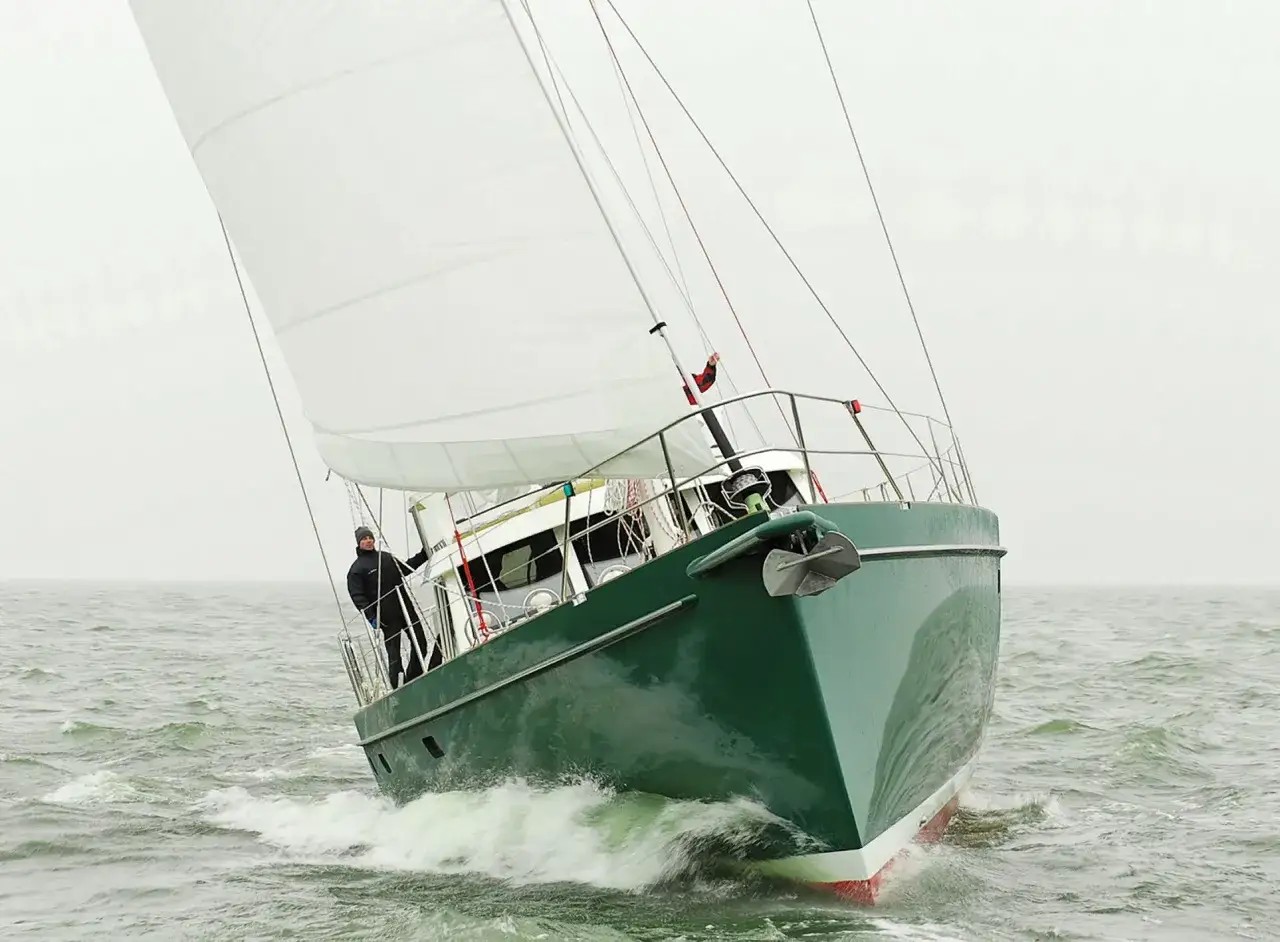 Gr&uuml;ne Segelyacht 