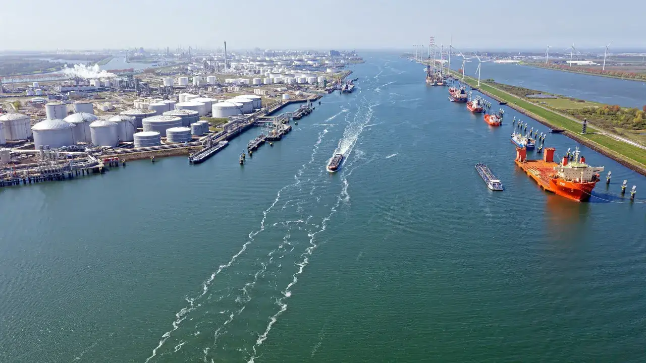 Gro&szlig;er Industriehafen mit Tanks, Schiffen und Windr&auml;dern. Ein gesch&auml;ftiger 