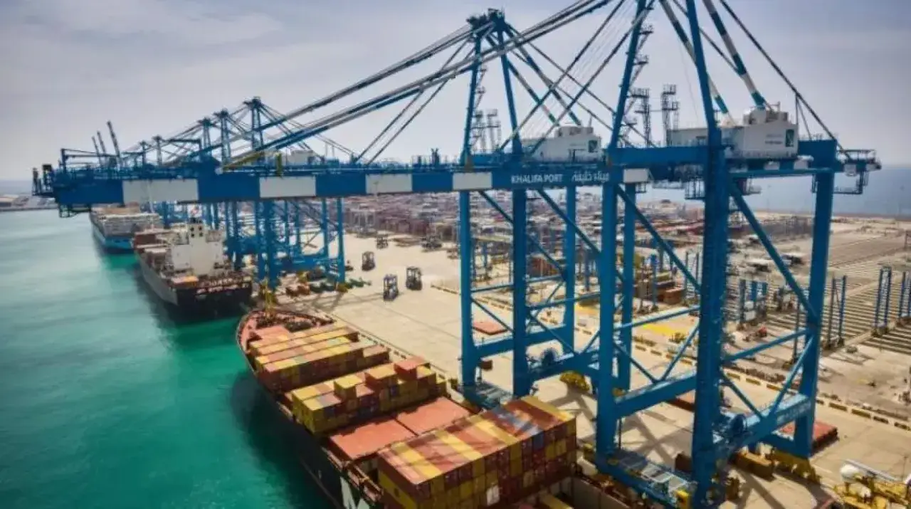 Gro&szlig;e blaue Kr&auml;ne beladen Containerschiffe im Hafen von Port Sudan.