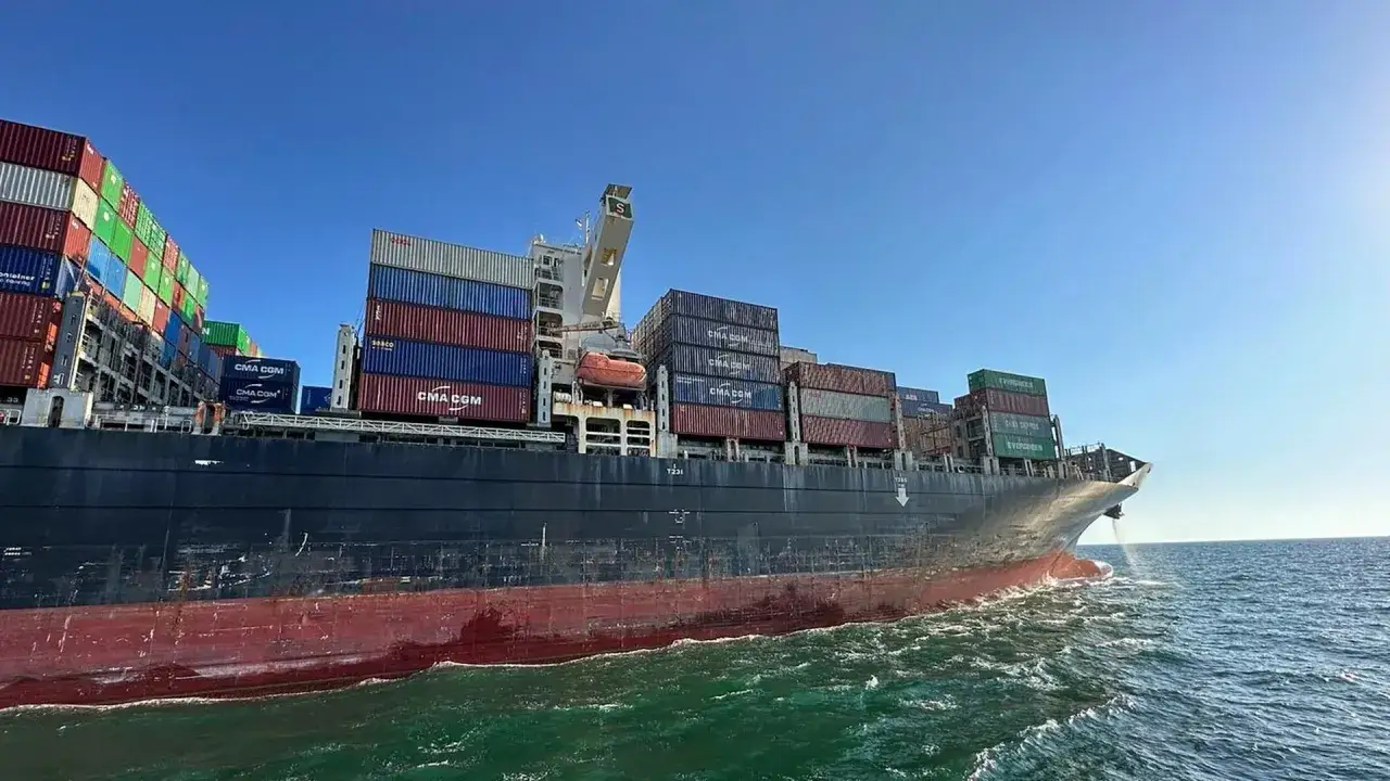 Frachtschiff mit vielen Containern, beladen f&uuml;r den Odessa Port, f&auml;hrt auf dem Meer.