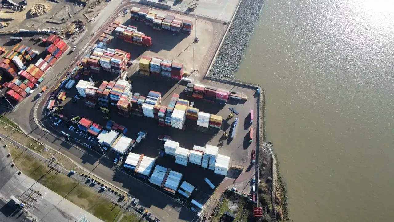 Luftaufnahme des London Gateway Ports mit vielen Containern, Kr&auml;nen und Schiffen, die auf dem Wasser liegen.