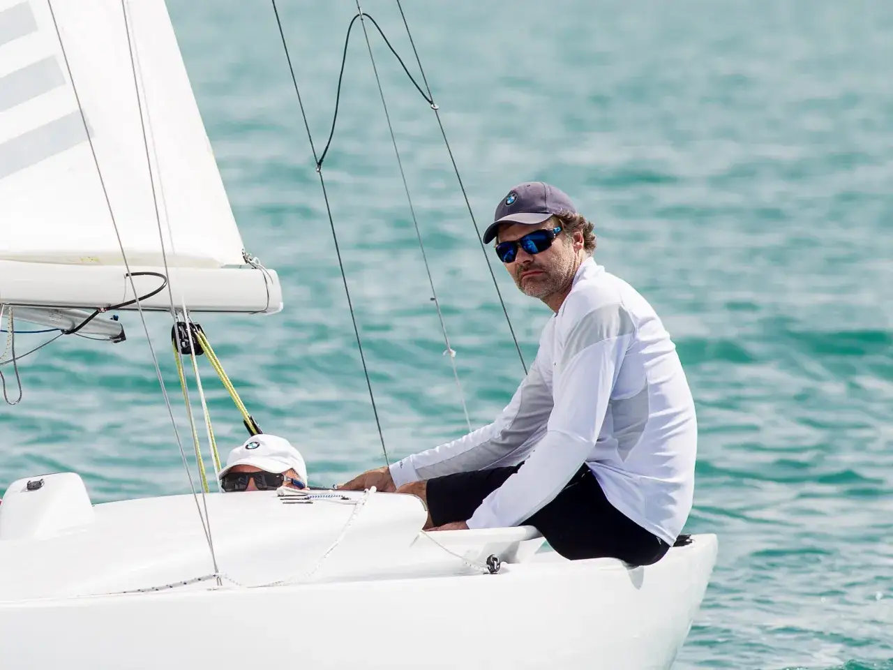 Markus Wieser navigiert mit seinem Segelboot &uuml;ber das t&uuml;rkisfarbene Meer. Ein zweiter Segler ist im Vordergrund zu sehen.
