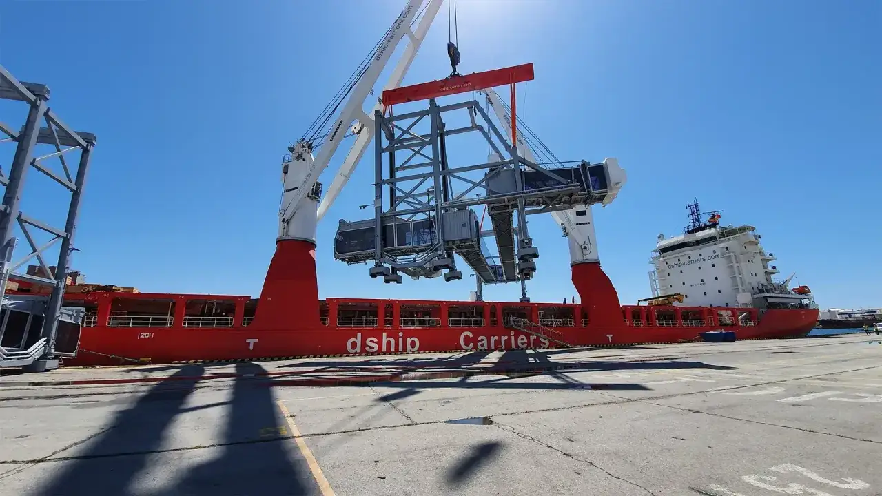 Ein heavy lift vessel mit dem Namen