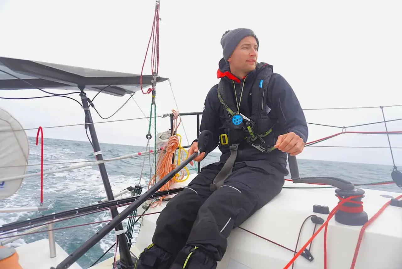 Mann am Steuer einer Segelyacht, bereit f&uuml;r das Mini Transat Abenteuer.