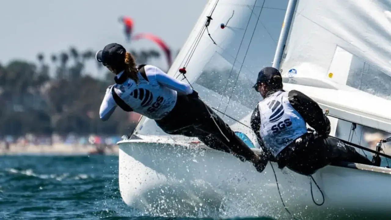 Tatjana Pokorny und ihre Segelpartnerin kämpfen sich durch die Wellen.